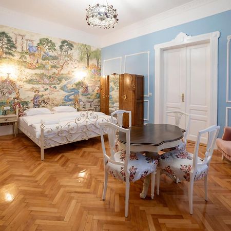 Aesthetic Pleasure - Central Downtown Apartments Oradea Bagian luar foto
