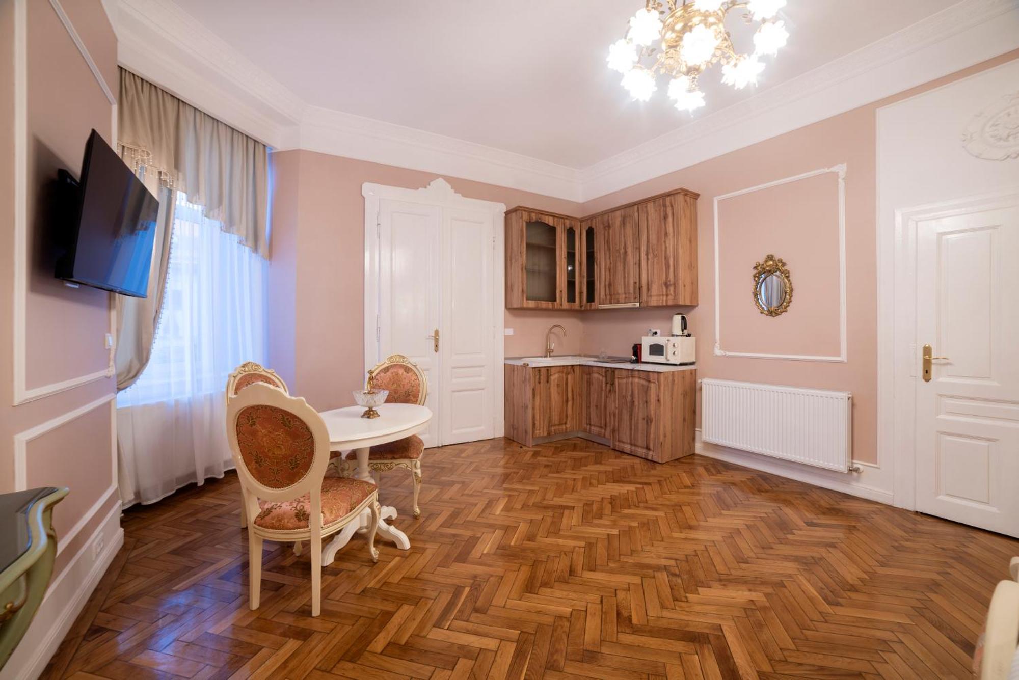 Aesthetic Pleasure - Central Downtown Apartments Oradea Bagian luar foto