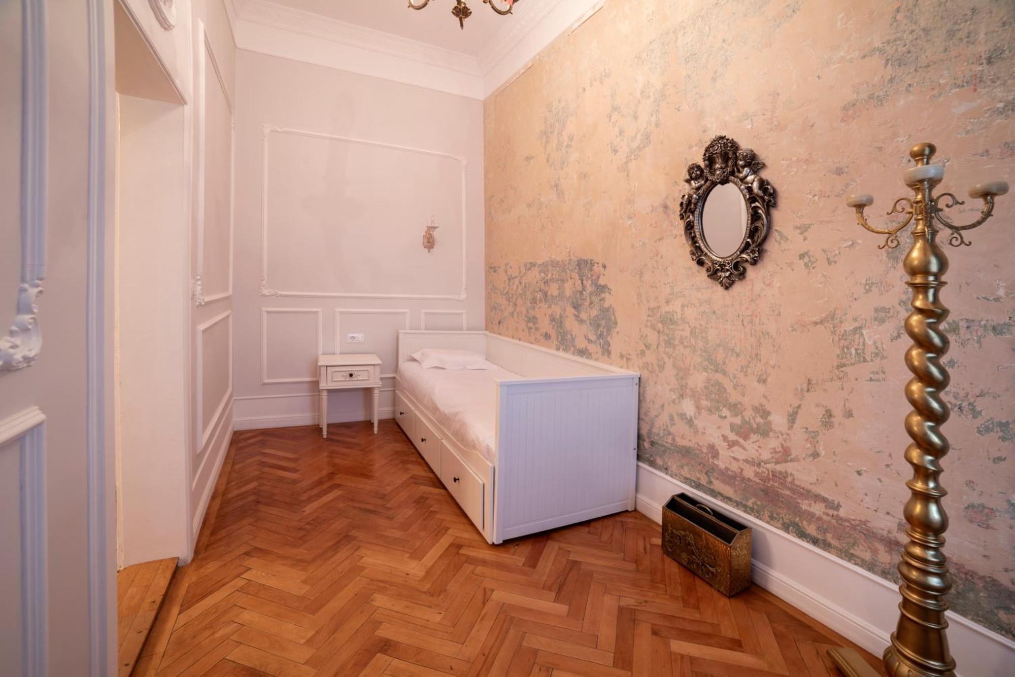 Aesthetic Pleasure - Central Downtown Apartments Oradea Bagian luar foto